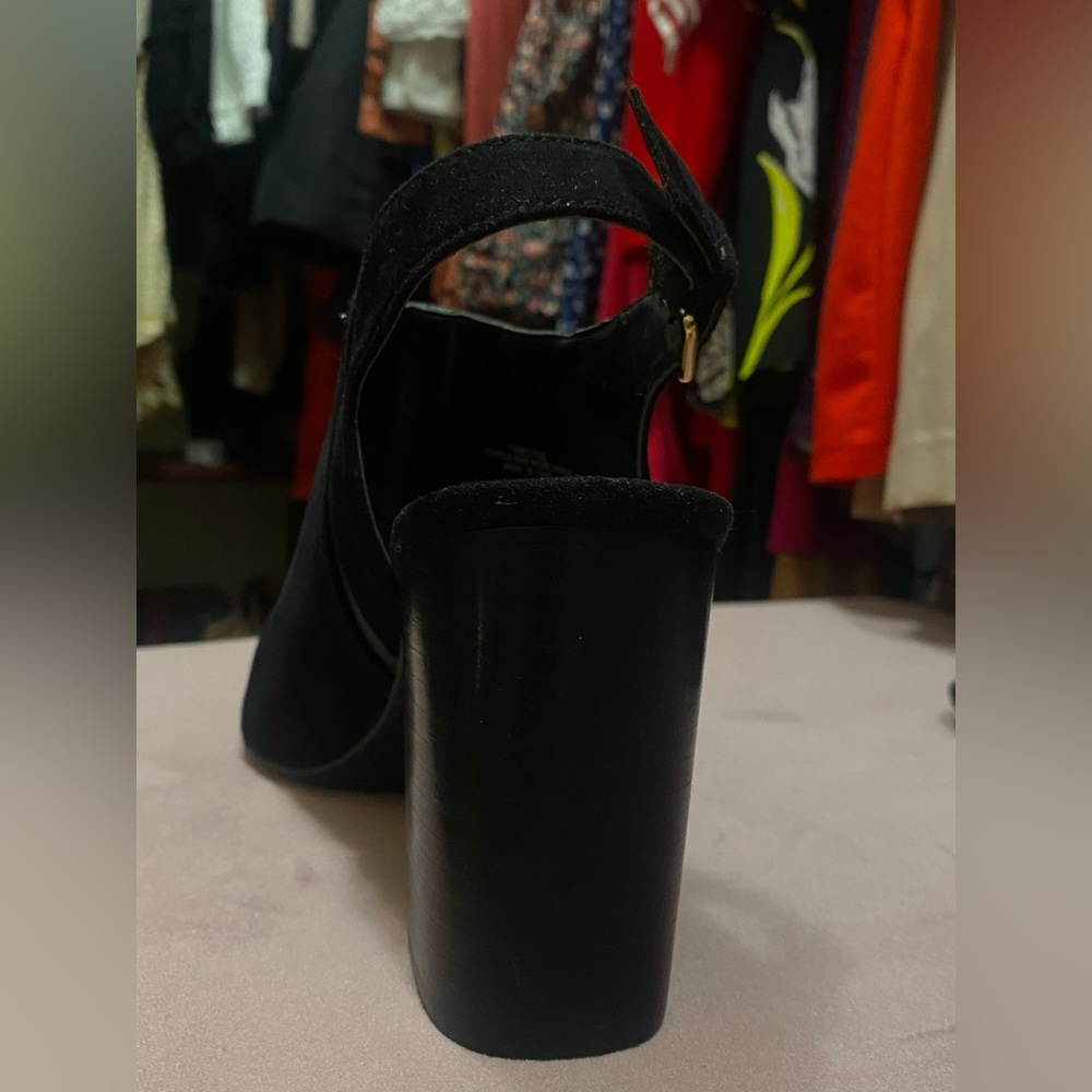Black Tommy Hilfiger pumps. Never used. - Picture 2 of 4
